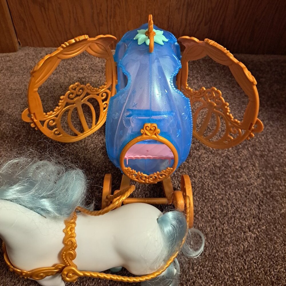 Disney Princess Cinderella’s Rolling Carriage & Horse with Brushable Mane & Tail - Picture 5 of 9